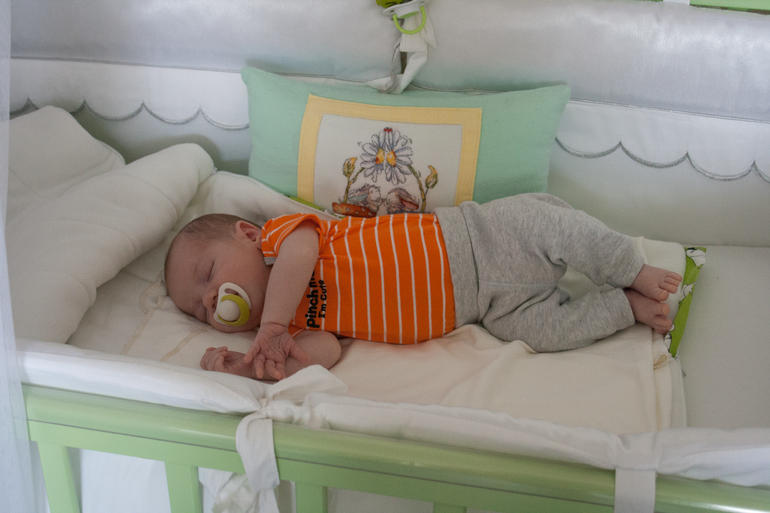 Как уложить спать 3 года. Укладывание в кроватку новорожденному. Ребенок в кроватке. Позы сна новорожденного в кроватке. Кроватка для новорожденного.