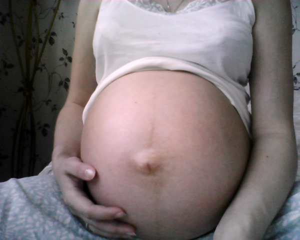 Живот беременной 38 недель. Живот беременной на 39 неделе. Беременность 40 недель каменеет