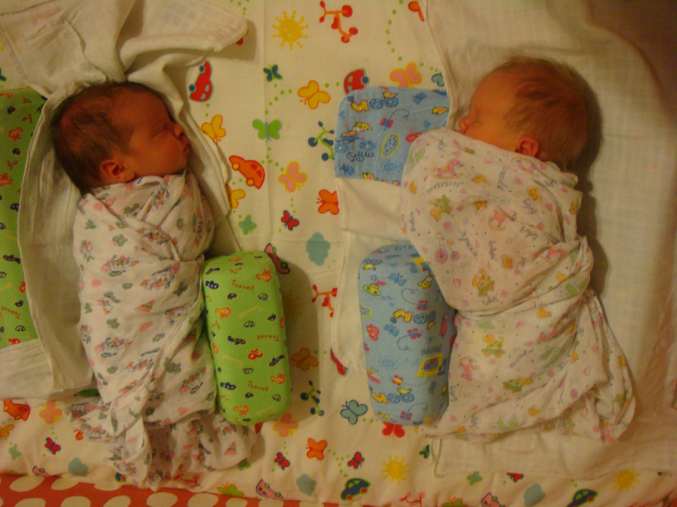 Как укладывать новорожденного после кормления. Новорожденные двойняшки в кроватке. Младенцы Близнецы в кроватке. Двойняшки Новорожденные спят в кроватке. Новорожденная двойня в кроватке.