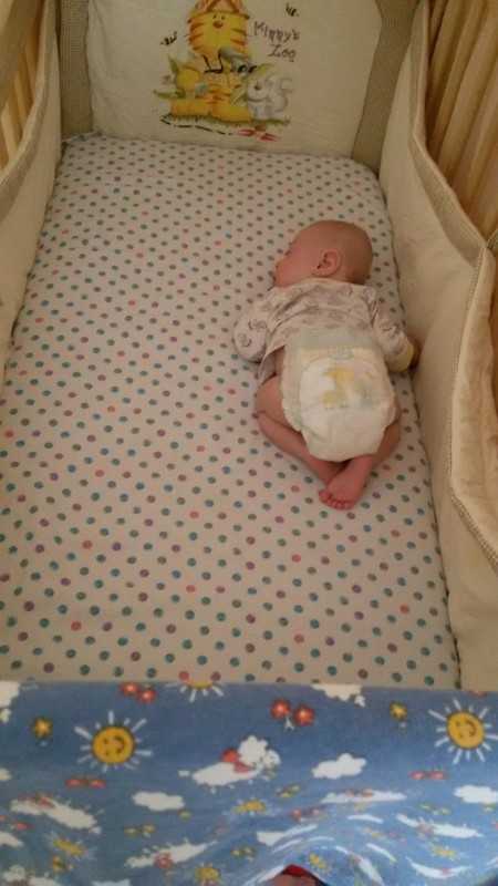 Как уложить спать в 2 месяца. Позы сна новорожденного в кроватке. Позы для сна новорожденного. Поза младенца во сне. Поза для сна ребенка в 4 месяца.