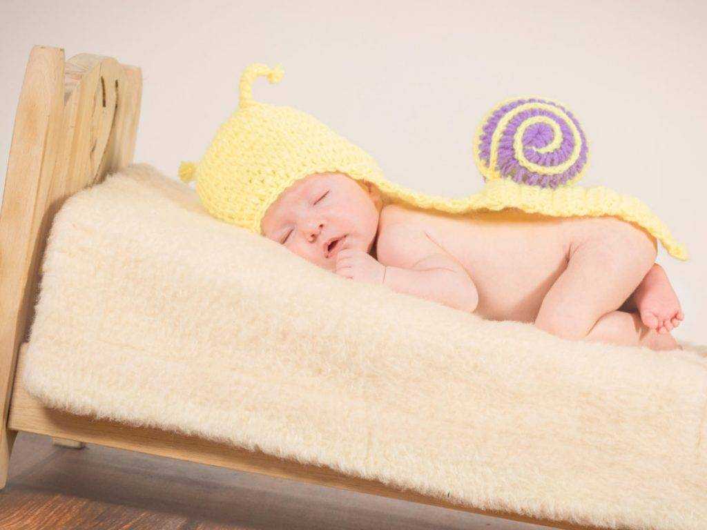 Приучить спать в кровати. Укладывание грудничка. Укладывание новорожденного спать. Как правильно класть новорожденного спать.