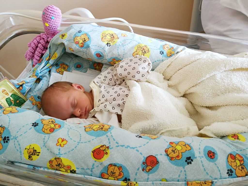 Уход за недоношенными новорожденными. Выхаживание новорожденных детей. Недоношенные дети в роддоме. Кроватка для недоношенных детей.