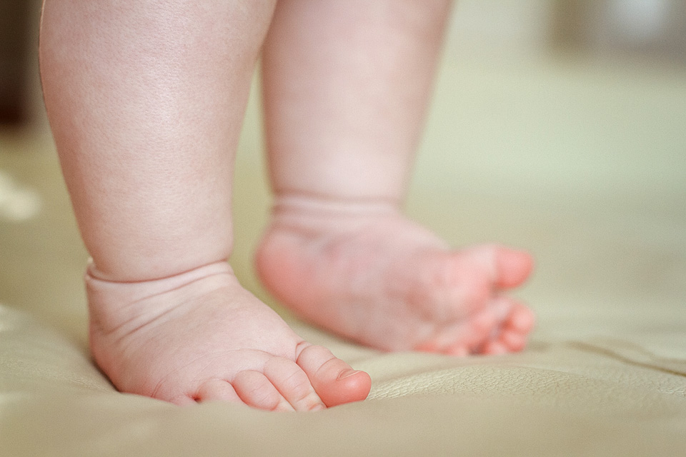 Почему дети поджимают ноги. Ножки 4 месячного ребенка. Ножки деток.
