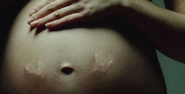 К чему снится ребенок в животе шевелится. Ребенок в животе беременной. Шевеления ребёнка в животе. Ребёнок в животе у мамы.