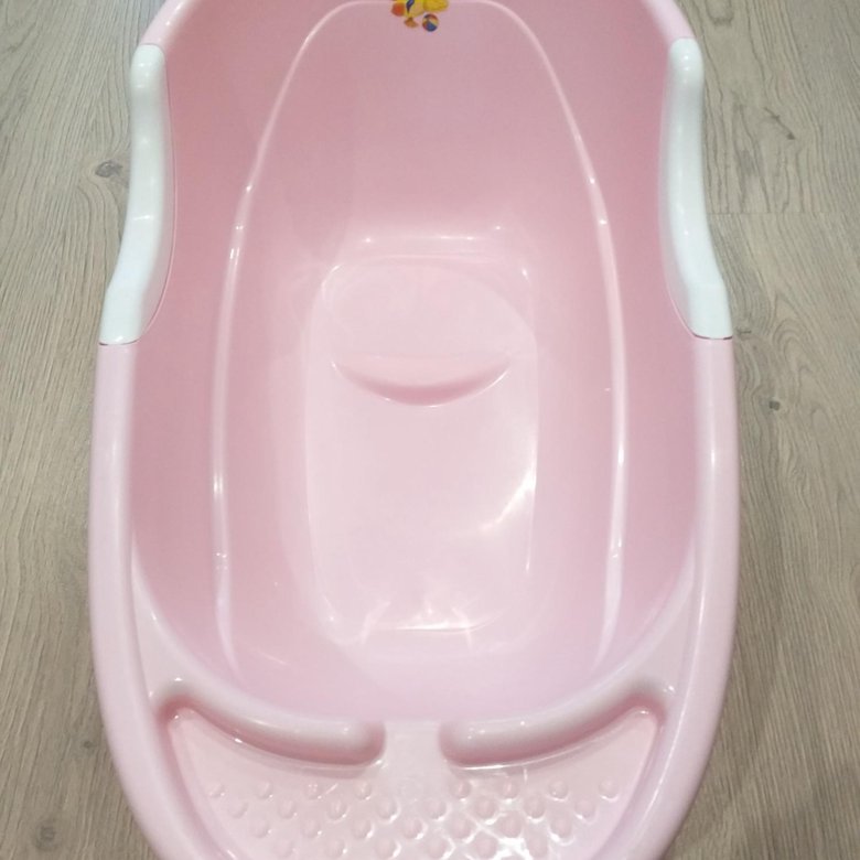 Какую ванночку купить. Ванночка для новорожденных розовая. Ванночка для купания новорожденных розовая. Детская ванночка для новорожденных розовая. Мазекея ванночка для купания.
