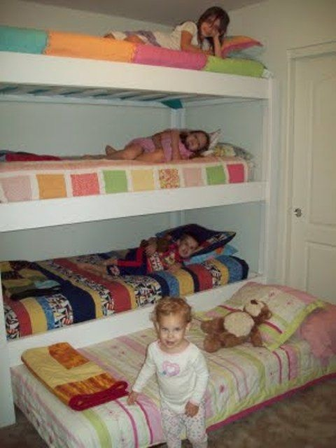 Кровати для многодетных семей. Детская комната для многодетной семьи. Кровать для тройни. Двухъярусная кровать для четверых детей. Спать на двухъярусной кровати