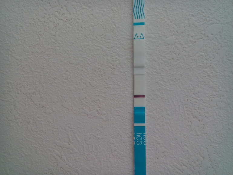 Тест показал еле вторую полоску. Тест на беременность 2 полоски еле видно. Тест на беременность с еле видной 2 полоской. Тонкая вторая полоска. Синяя полоска на тесте.