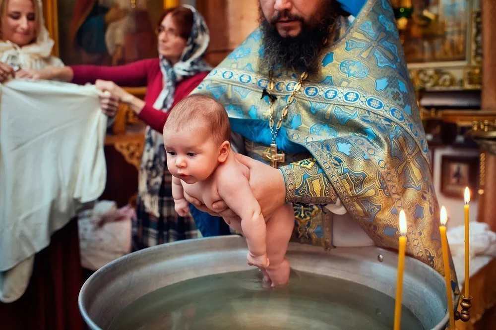 Можно ли крестить ребенка на пасху. Крещение в церкви. Крещение ребенка. Младенец в храме. Крещение детей в церкви.
