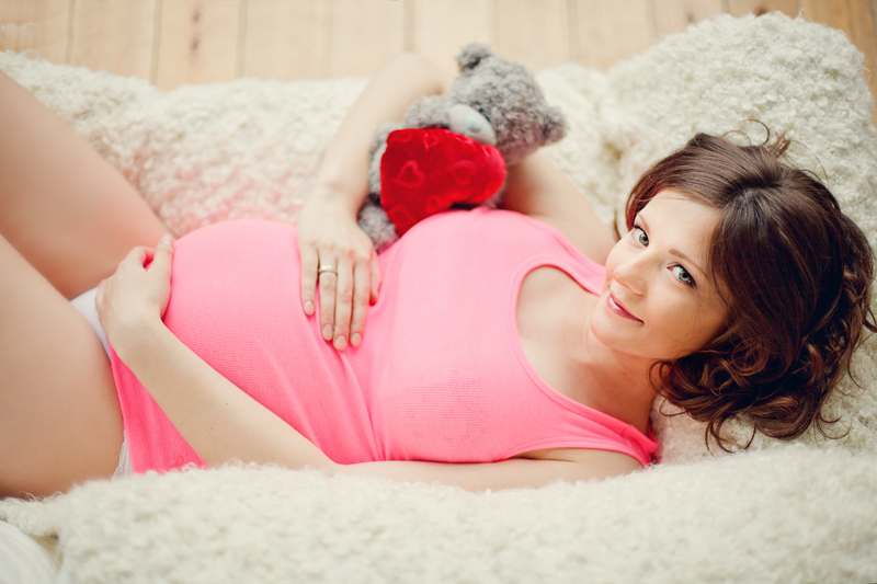 Курс легкие роды. Фотосессия в цветах в студии беременных. Фотосессия беременности в студии в пижаме. Секреты беременности. Ютуб про беременных.