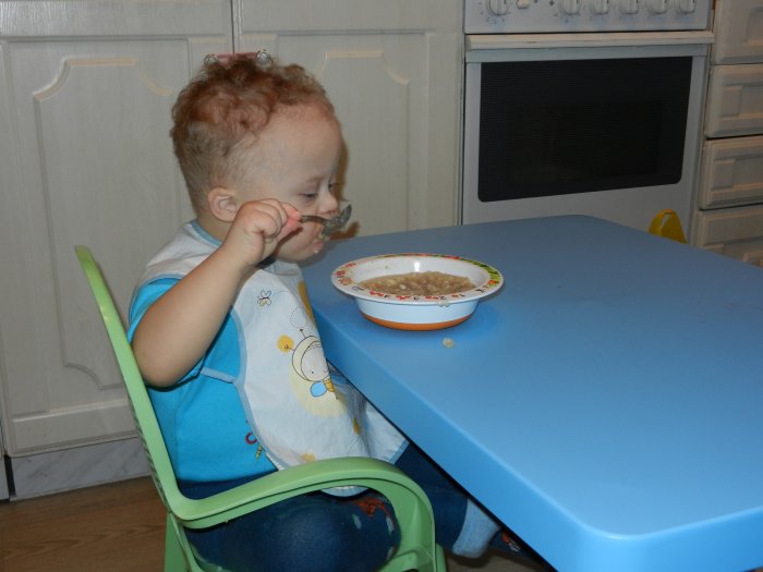 Почему дети едят ночью. Опишите технику кормления ребенка из чашки. Как отучить ребёнка кушать ночью 1.5 года. Как отучить от мультиков за едой. Как отучить ребёнка от ночных кормлений в 1.5 года.