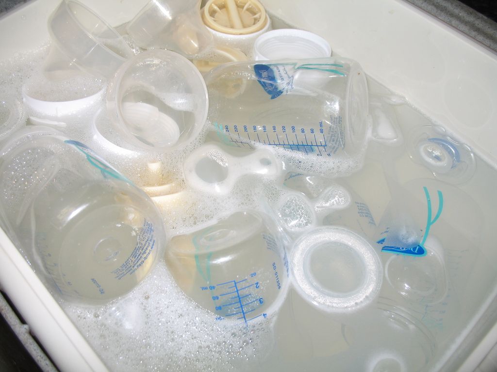 Хранение после стерилизации. Хранение стерилизованных бутылочек в контейнер. Коробка для хранения стерилизованных детских бутылочек. Контейнер для хранение стерильных бутылочек и пустышек. Бутылочки в стерилизовать для новорожденных.