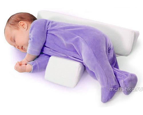 Со скольки месяцев спят на животе. Правильная поза для сна новорожденного. Валик под живот ребенку. Поза для сна на животе для младенца.