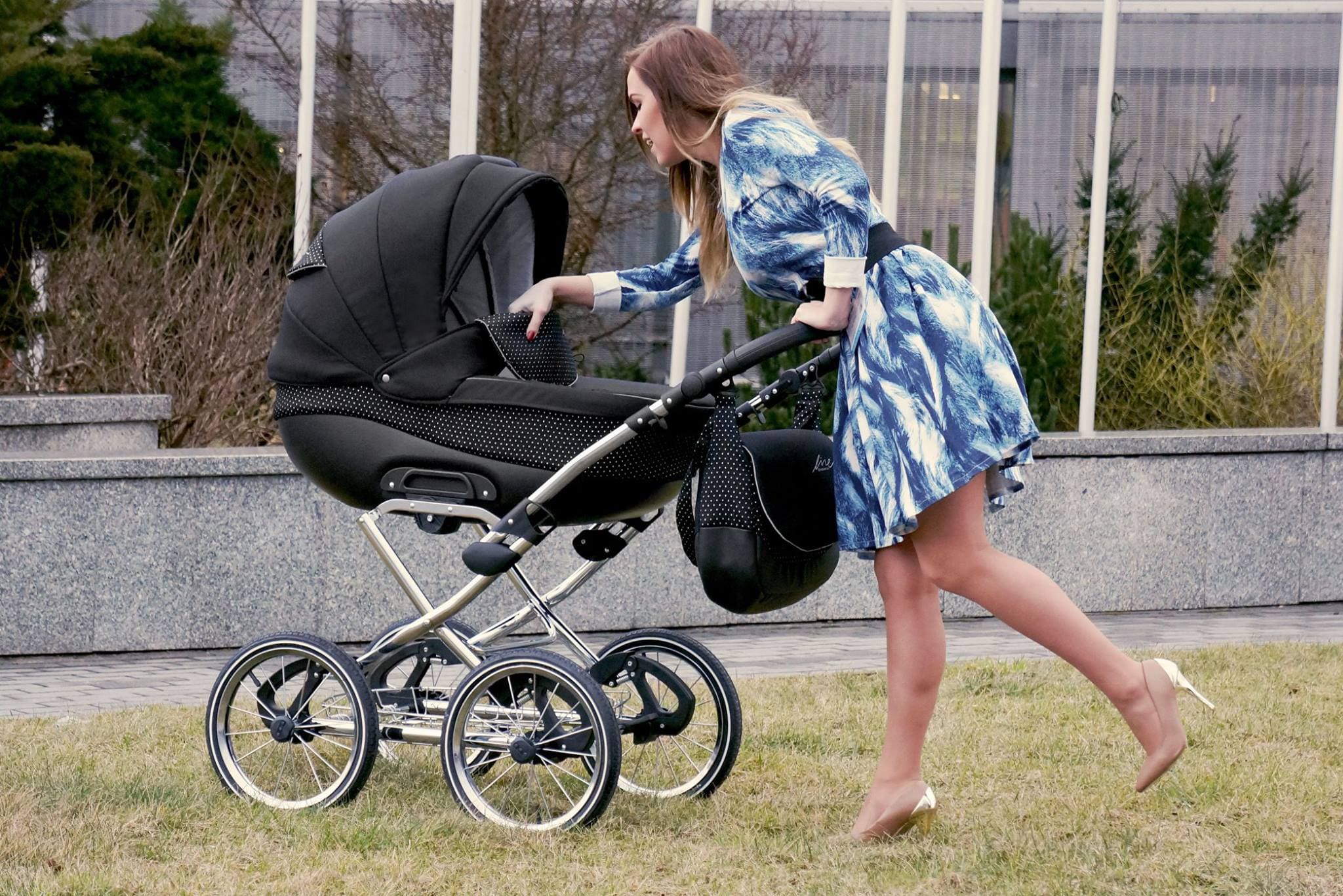 Высокие мамаши. Детские коляски. Ребенок в коляске. Прогулка с коляской для новорожденных. Коляска "малыш".