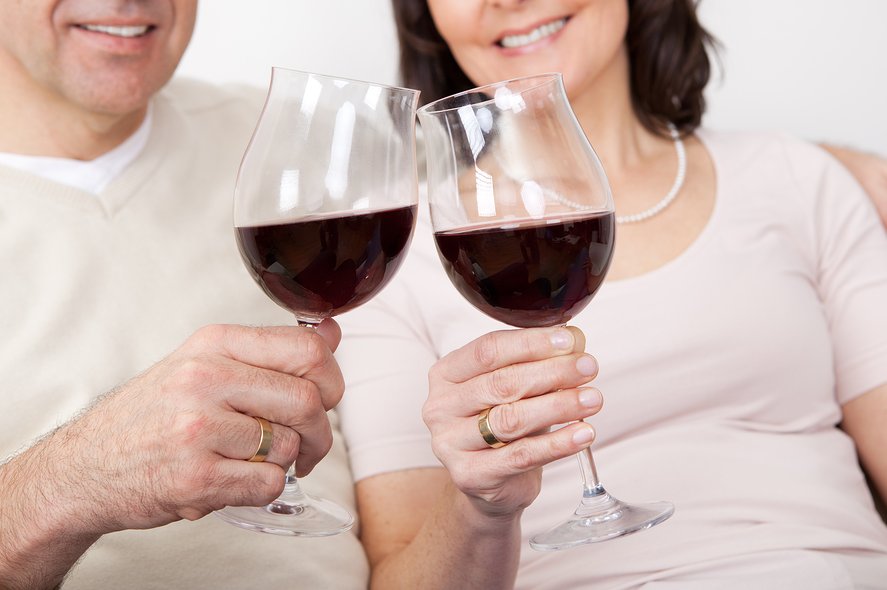 Бокал вина беременной. Пожилые мужчина и женщина с бокалами вина. Красное вино при беременности. Вино каждый день. Family drinking Red Wine.
