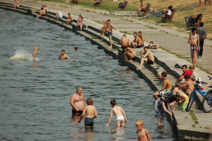 Купаться рано. Купаются ли в Москве реке. Место для купания. Люди купаются. Купание на речке.