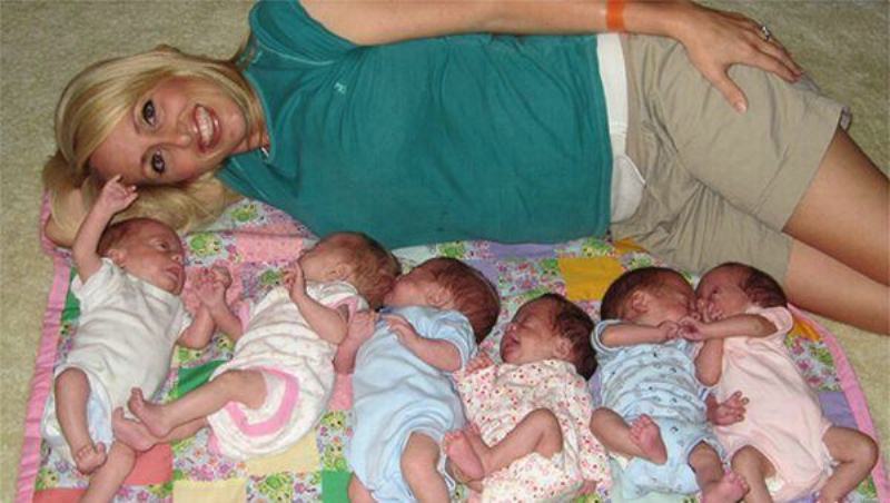 Максимальное количество рожденных за раз. Женщина родившая 6 детей. Родились две девочки. Мать пятерых детей.
