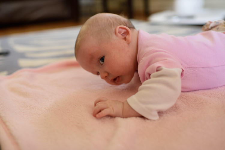 Ребенок лежит на животе 2 месяца. Ребенок на животе держит голову. Водянка у новорожденных.