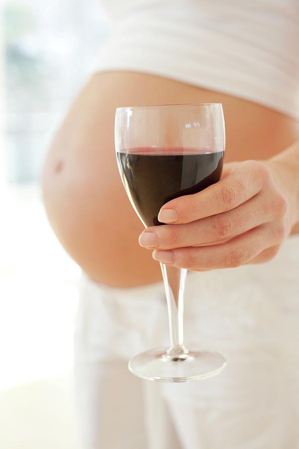 Бокал вина беременной. Вино для беременных. Красное вино при беременности. Эко беременность. Мнимая беременность.