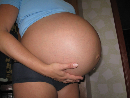 38 недель и 5 дней. Животы беременных двойней. Животики беременных двойней. Беременный живот двойней. Беременность двойней живот.