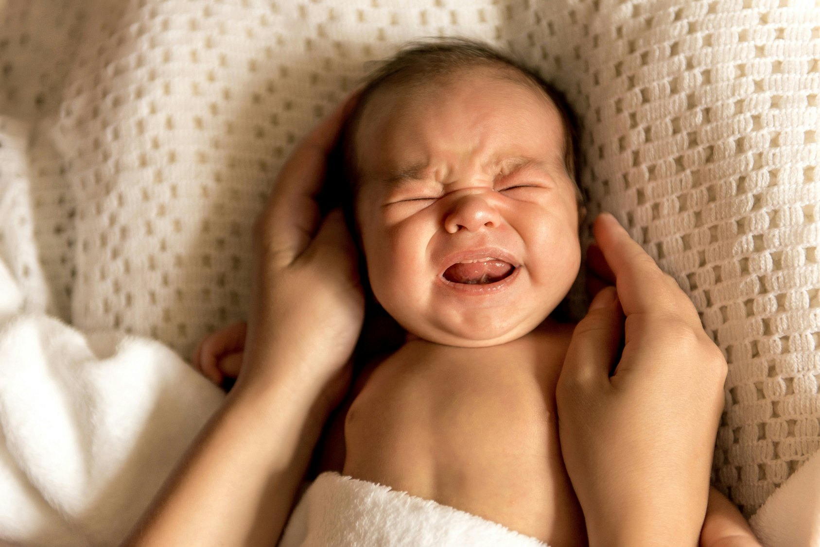 Плакать во сне форум. Ребенок плачет. Новорожденный плачет. Крик младенца. Орущий младенец.