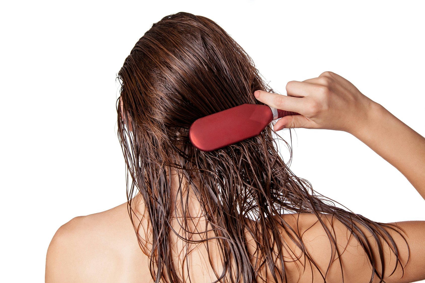 Распутать волосы в домашних условиях. Расчесывать мокрые волосы. Расчсваем мокрые волосы. Расческа для волос. Расчесывание мокрых волос.