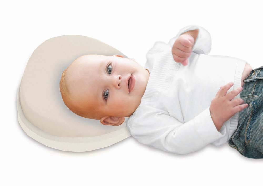 Со скольки спать на подушке ребенку. Подушка для новорожденных. Ортопедическая подушка для новорожденных. Подушка для кривошее ортопедическая новорожденных. Подушка от кривошеи для младенца.