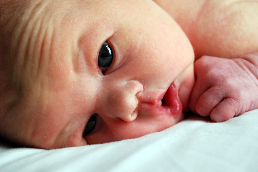 Почему новорожденный хрюкает. Носы новорожденных детей. Большие носы у новорожденных. Большой нос у новорожденного.