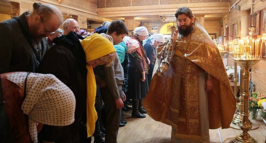 Батюшка в церкви. Священник в храме. Каждение в храме. Священник кадит. Священник на службе в храме.