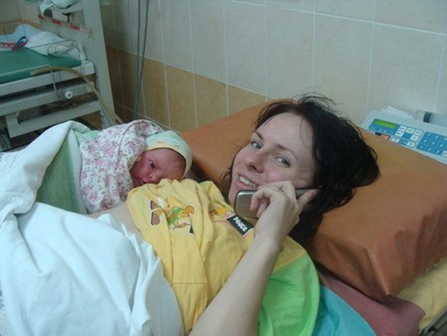 В больницу без мамы. Новорожденные дети в роддоме. Новорожденный ребенок в роддоме. Новорожденные дети в больнице. Девушка с новорожденным ребенком в больнице.