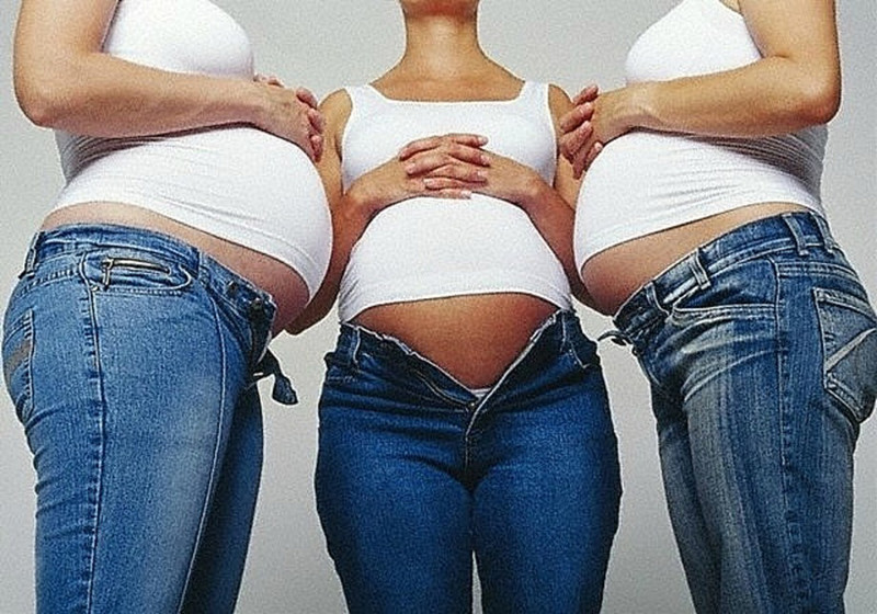 Беременные девушки в джинсах