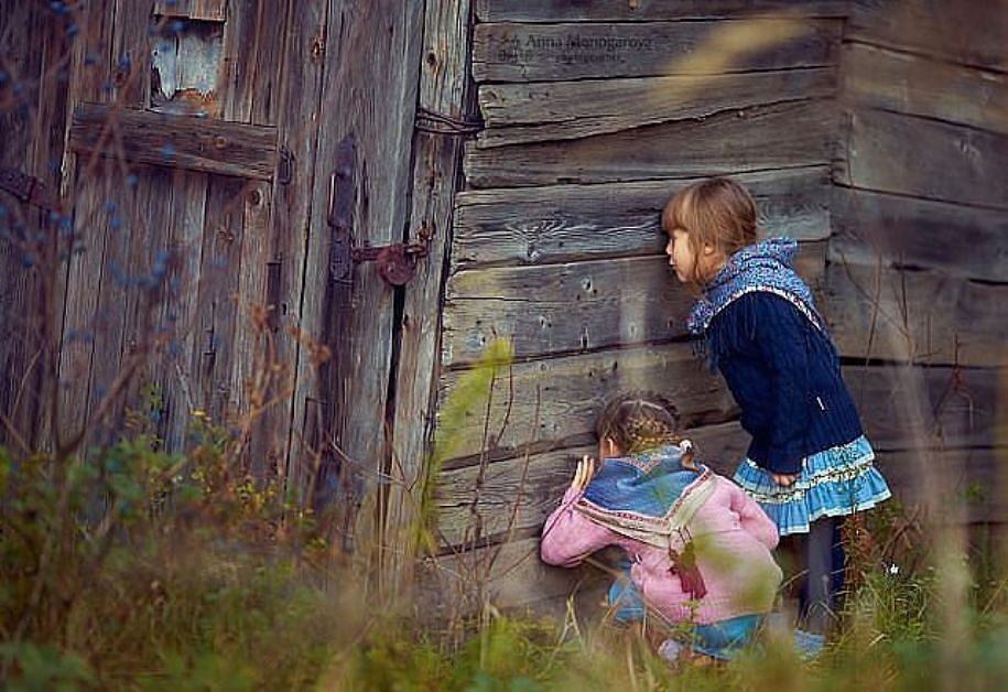 Подглядывание россия. Маленькая деревенская девочка. Девочка в деревне. Мама с ребенком в деревне. Деревенские щели.