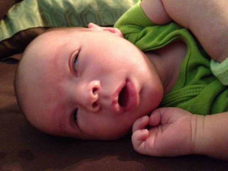 Проснуться заплаканной. Глаза новорожденного ребенка. Новорожденный ребенок закатывает глаза. У новорожденного ребенка глаза закатываются.