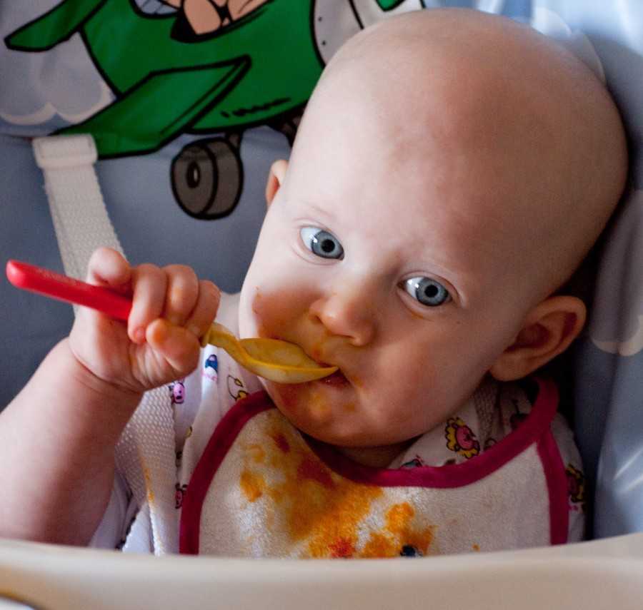 Включи малыши едят. Маленький ребенок с едой. Ребенок кушает. Маленький ребенок ест. Детский прикорм.