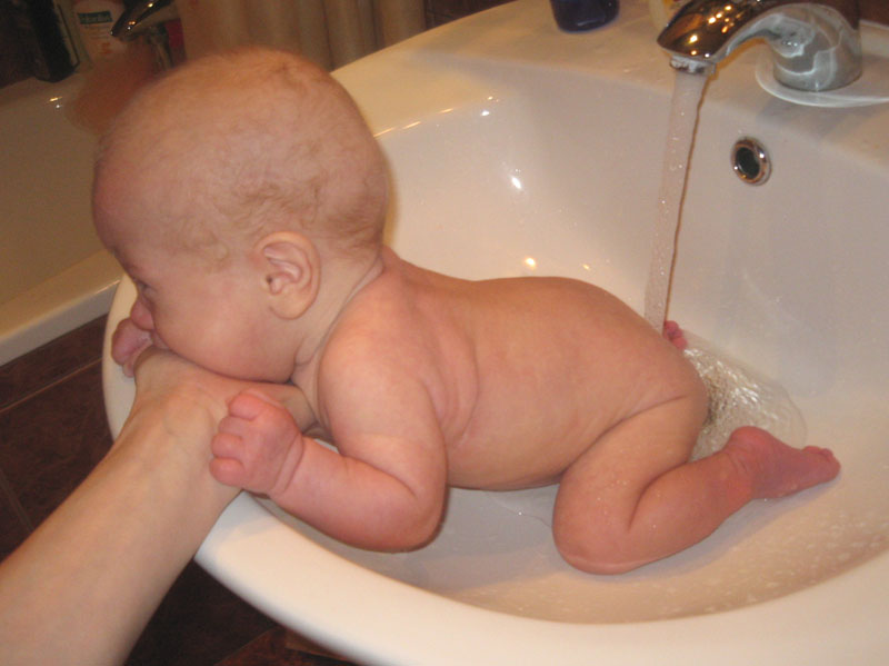 Мытье попы. Позы для подмывания новорожденных мальчиков в раковине. Тазик для подмывания попы ребенка. Подмыть ребенка 3 года.