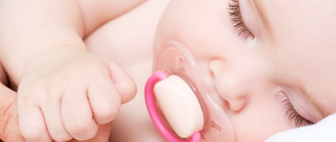 Можно новорожденному пустышку. Сосательный рефлекс у младенца. Сосание пустышки. Малыш с игрушкой во рту. Сосочки дитя.