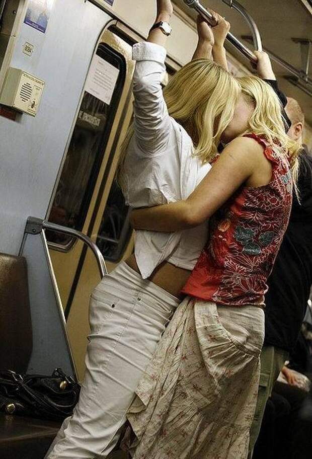 Лапаю девушек в метро. Девушки в метро. Поцелуй в метро. Прижался в метро. Пристают в метро.