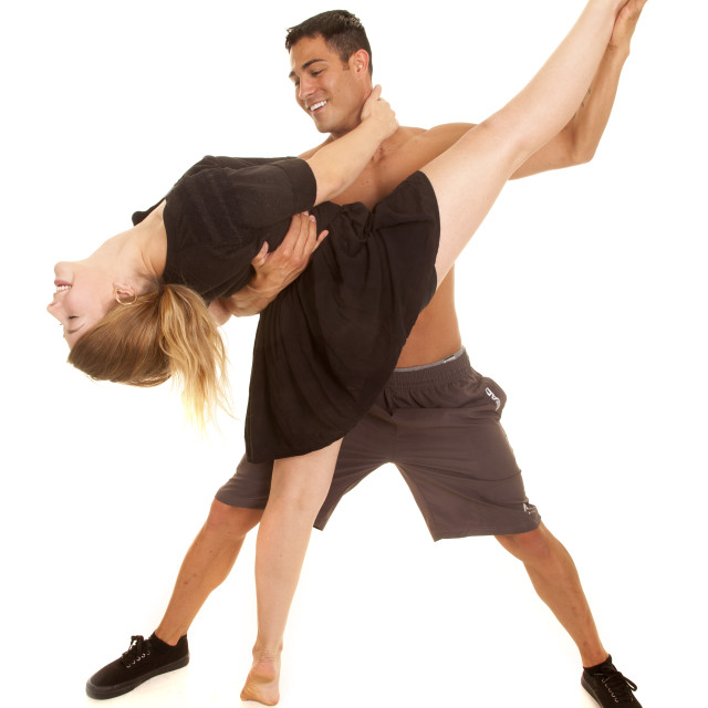 Муж держит ноги. Держит ноги. Женщина держит ногу. Подъем партнерши в танце. Мужчина держит ноги женщины.