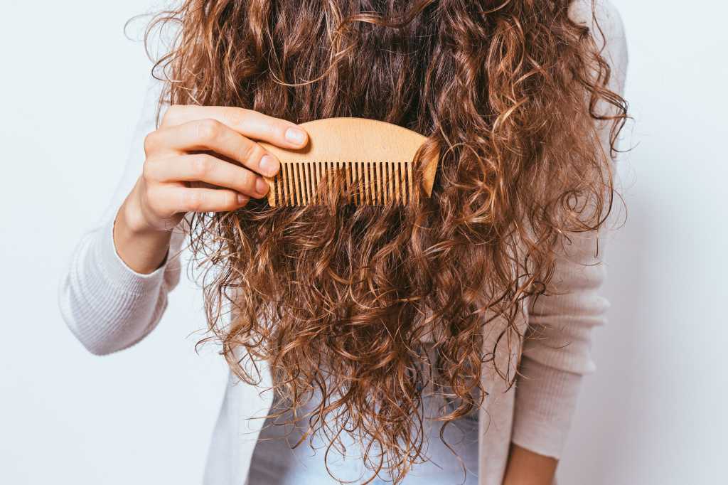 Как расчесать волосы сухими