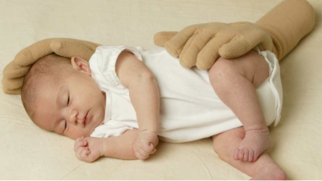Почему новорожденный лежит. Позы сна для новорожденных. Правильная поза для сна новорожденного. Поза младенца во сне. Позы для сна грудничка.