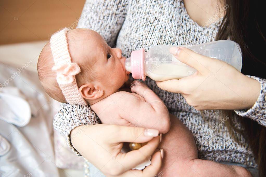 Как правильно держать бутылочку. Позы для кормления бутылочкой. Кормление из бутылочки новорожденного. Младенец с бутылочкой. Девушка с детской бутылочкой.