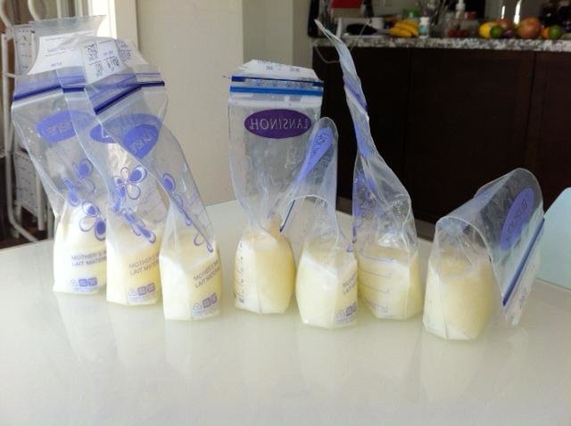 Как разморозить пакет молока. Заморозка сцеженного грудного молока. Пакет для заморозки грудного молока в морозилке. Пакет для сцеживания грудного молока. Пакеты для заморозки молока в холодильнике.