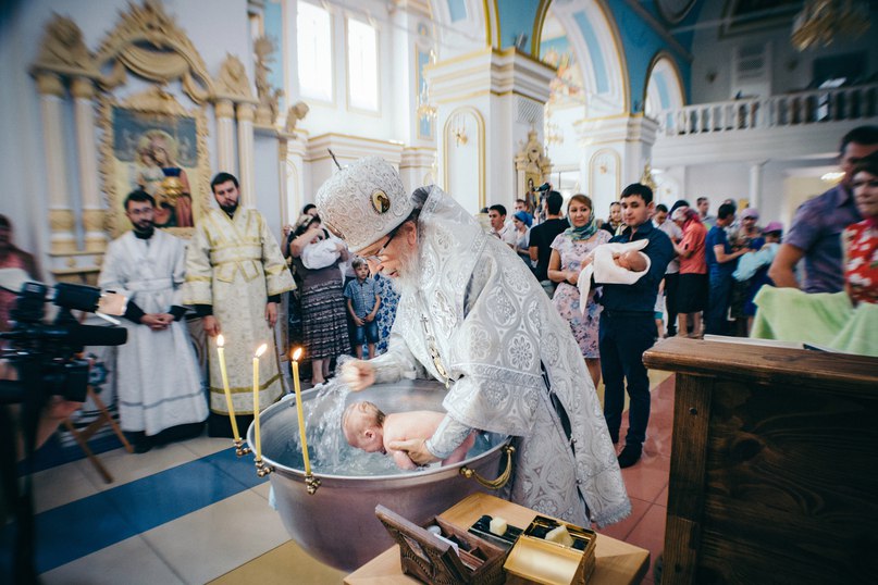 Крещение период. Троицкий храм Королев внутри крестины. Морской собор в Кронштадте крещение детей. Крещение Орловский храм Челны. Обряд крещения малыша.