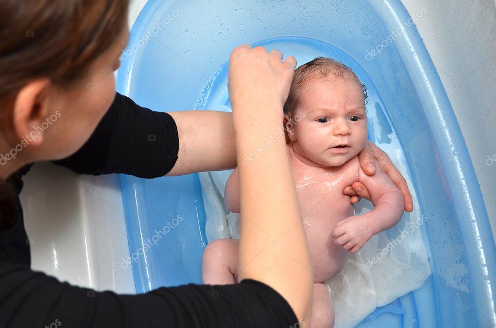 Искупала малыша в горячей воде. Купание младенца. Купание новорожденного ребенка. Первое купание. Ребенок после купания.