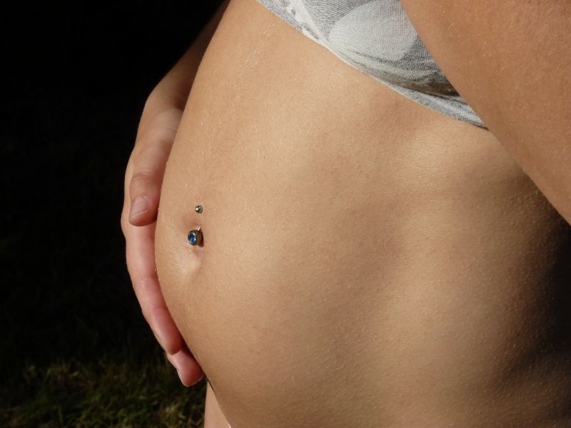 Embarazo con piercing en el ombligo