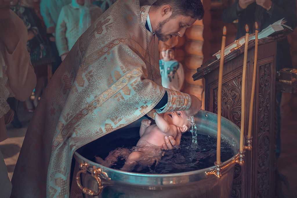 Можно ли крестить ребенка на пасху. Таинство крещения в православной церкви. Таинство крещение Ивана Грозного. Крещение в храме.