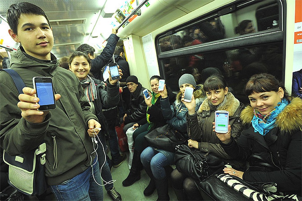 Номер телефона метрополитена. Люди со смартфонами в метро. Люди в метро. Сидит в метро. Люди с гаджетами в метро.