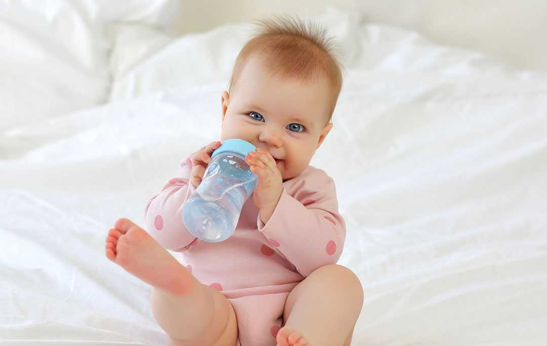 Вода новорожденному при смешанном вскармливании. Грудные дети пьют воду. Грудничок в воде. Ребенок пьет воду. Грудной ребенок в воде.