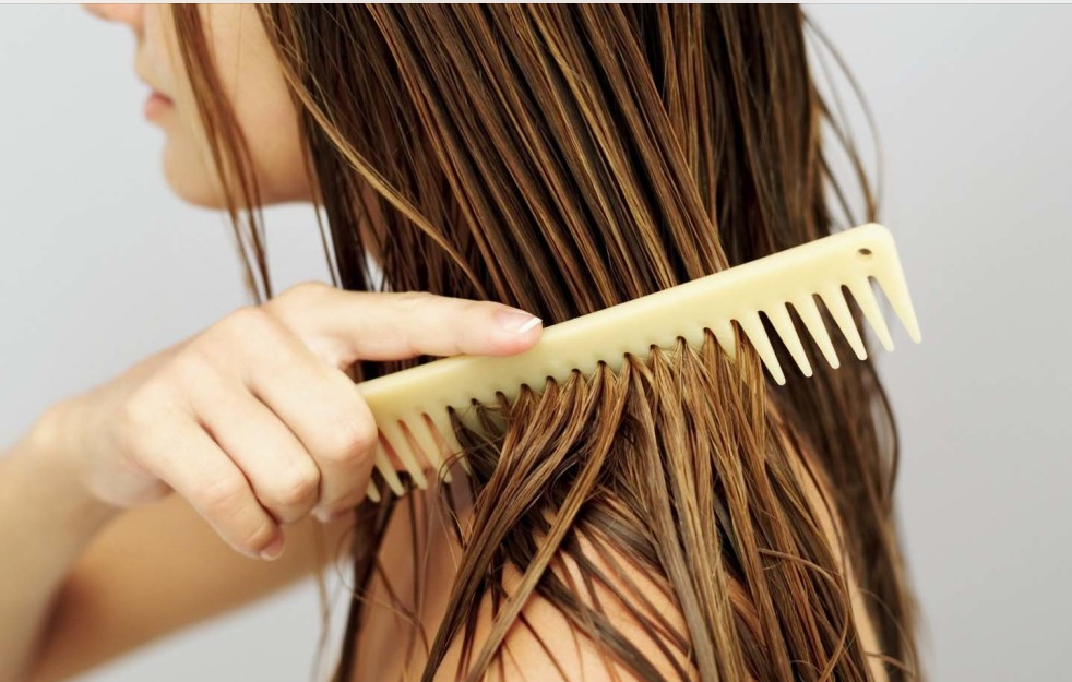 Как расчесать волосы сухими