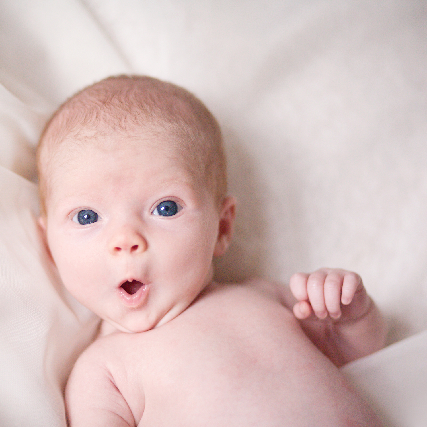 Новорожденный ребенок глазки. Новорожденный ребенок. Глаза у новорожденных. Глаза новорожденного ребенка. Грудной ребенок.