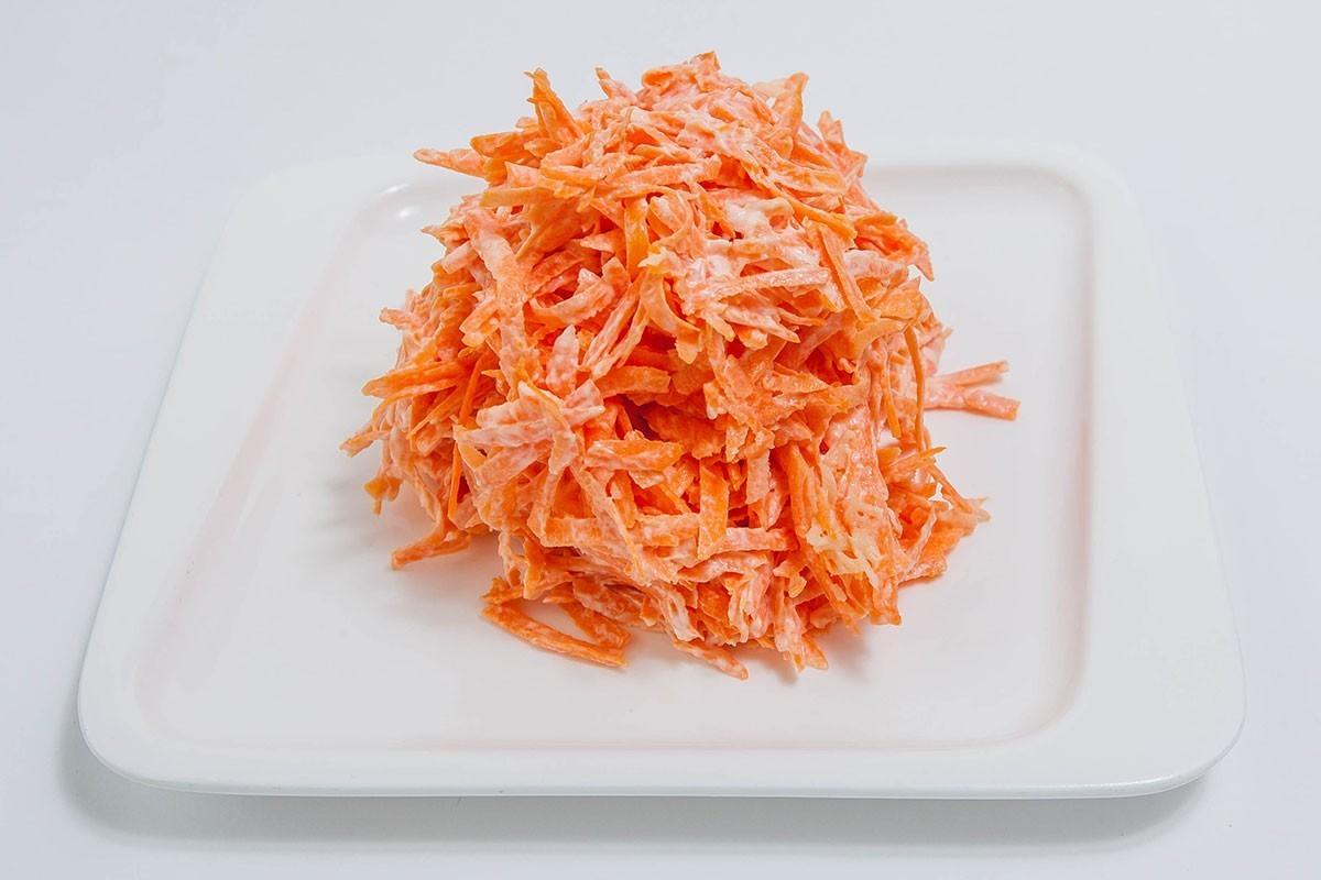 Морковь сметана курица. Салат морковка. Салат с морковью. Салат морковный с сыром. Салат из моркови с чесноком.